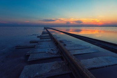 Güzel gün batımı tuzlu gölde