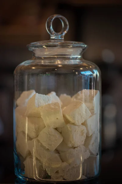 Marshmallows in glazen pot — Stockfoto