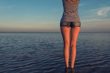 Güzel gün batımı tuzlu gölde