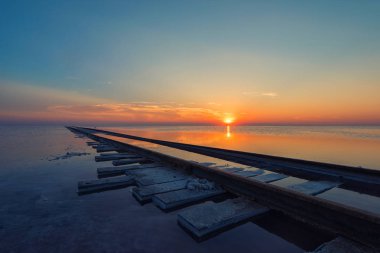 Güzel gün batımı tuzlu gölde