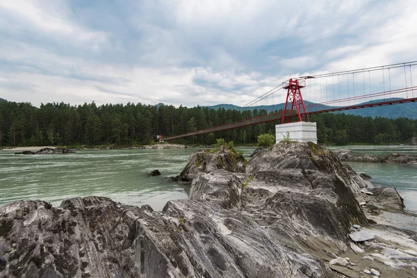 Ponte suspensa no rio de montanha — Fotografia de Stock