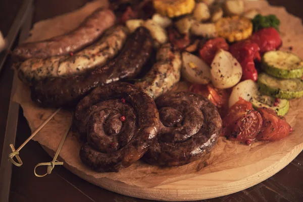 Salsiccia alla griglia con verdure — Foto Stock