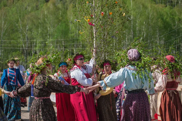 Antiguo rito ruso: procesión con un abedul para su posterior hundimiento . — Foto de Stock