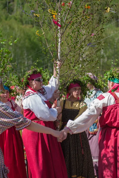 Antiguo rito ruso: procesión con un abedul para su posterior hundimiento . — Foto de Stock