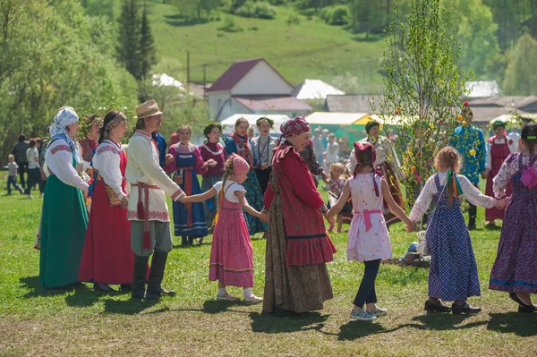 Alter russischer Ritus: traditionelle Tänze. — Stockfoto