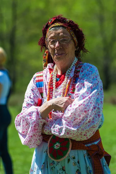 Feliz anciana en vestido tradicional — Foto de Stock