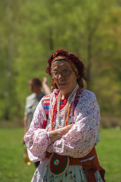 Счастливая старуха в традиционной одежде — стоковое фото
