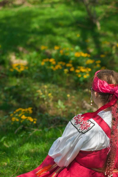 Donna all'erba verde — Foto Stock