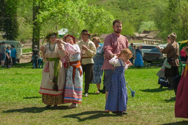 Ancient Russian rite: traditional dances. — Stock Photo, Image