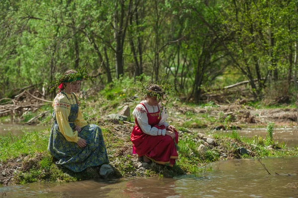 Antiguo rito ruso: las chicas hunden sus coronas de abedul — Foto de Stock