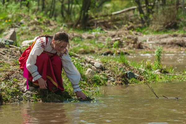 古老的俄罗斯仪式: 女孩们正在下沉他们的桦木花圈 — 图库照片