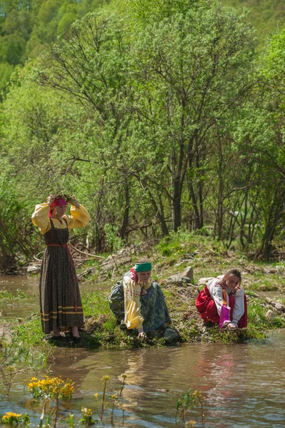 Ritual russo antigo: as meninas estão afundando suas coroas de bétula — Fotografia de Stock