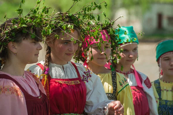 Chicas jóvenes felices en vestido tradicional — Foto de Stock