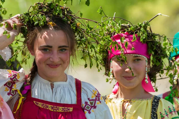 Mladé dívky v tradičním kroji — Stock fotografie