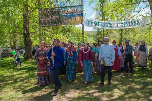 Antiguo rito ruso: procesión con un abedul para su posterior hundimiento . — Foto de Stock