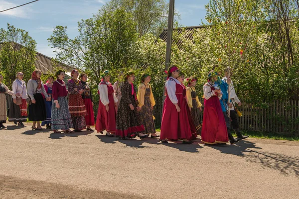 Antiguo rito ruso: procesión con un abedul para su posterior hundimiento . — Foto de Stock