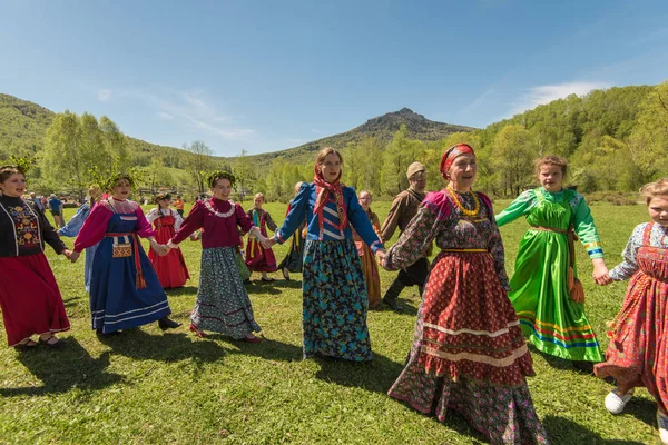 Rito ruso antiguo: bailes tradicionales . — Foto de Stock