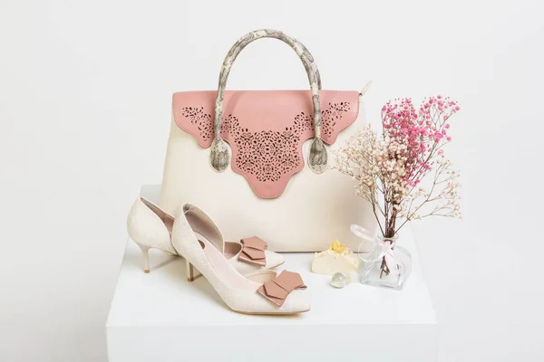 女性のハンドバッグ、靴、ドライフラワーの花束 — ストック写真