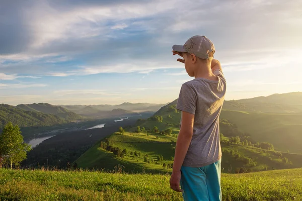 Joven explorador al atardecer — Foto de Stock