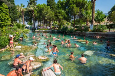 Turistler antika Kleopatra Havuzda yüzmek