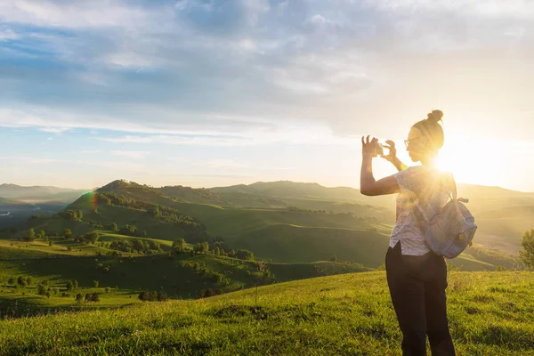 Kadın alarak fotoğraf dağ