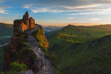 Dağlarda şafak söküyor