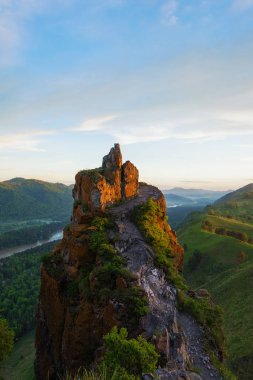 Dağlarda şafak söküyor