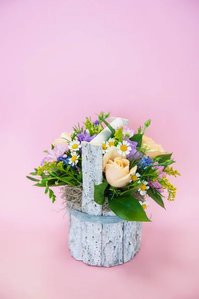 Bukett av olika blommor — Stockfoto
