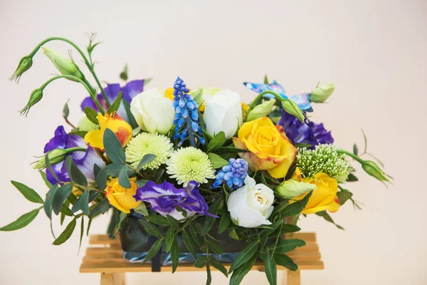 Boeket van verschillende bloemen — Stockfoto