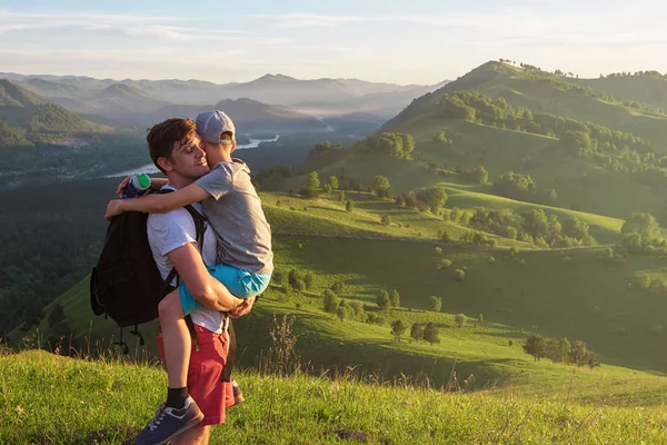 Feliz padre e hijo en las montañas de Altai — Foto de Stock