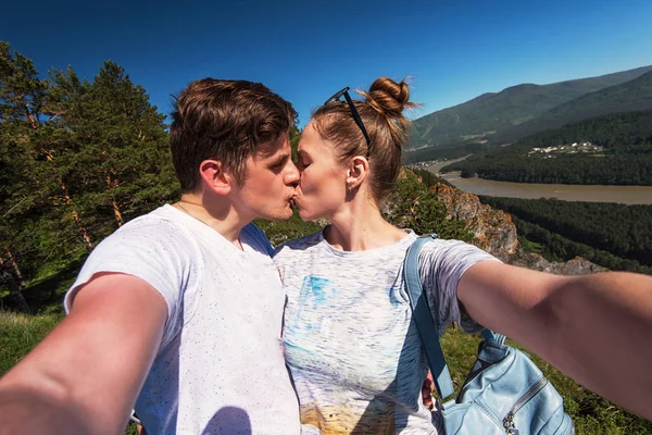 Целующиеся мужчина и женщина на вершине горы — стоковое фото