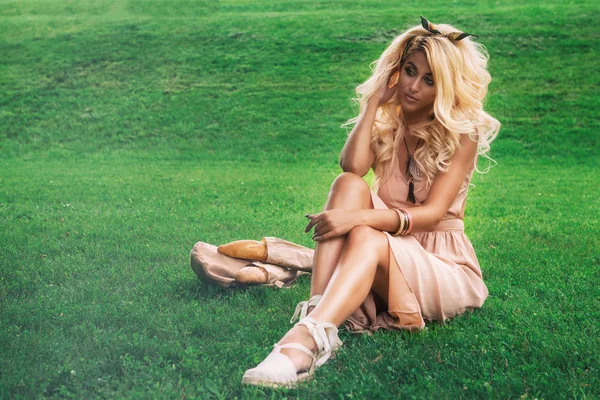 Красуня блондинка одна молода жінка відпочиває в парку — стокове фото