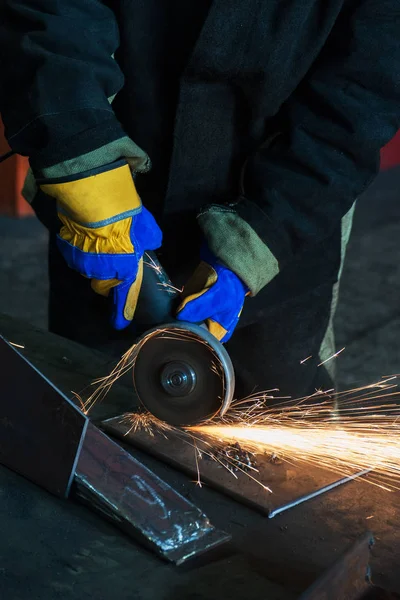 Pekerja memotong logam dengan penggiling — Stok Foto