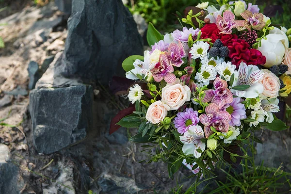 Bukett av olika blommor — Stockfoto