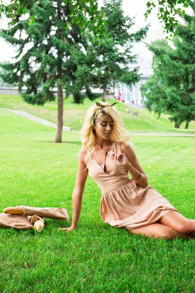 Eanabol loira sozinha jovem mulher descansando no parque — Fotografia de Stock