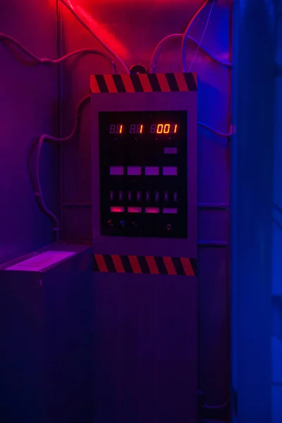 霓虹灯彩色数字显示时间机 — 图库照片