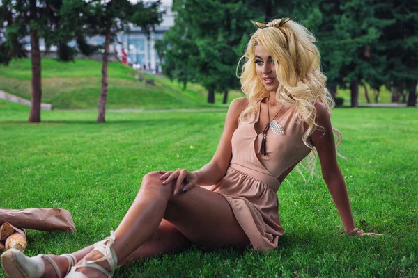 Eauty blonde alone young woman resting in the park — Stock Photo, Image