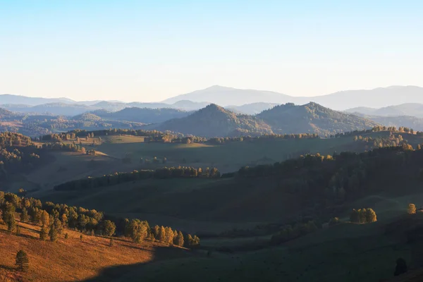 Nascer do sol de beleza nas montanhas — Fotografia de Stock