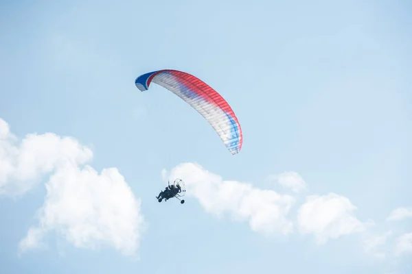 Parapente en las montañas —  Fotos de Stock