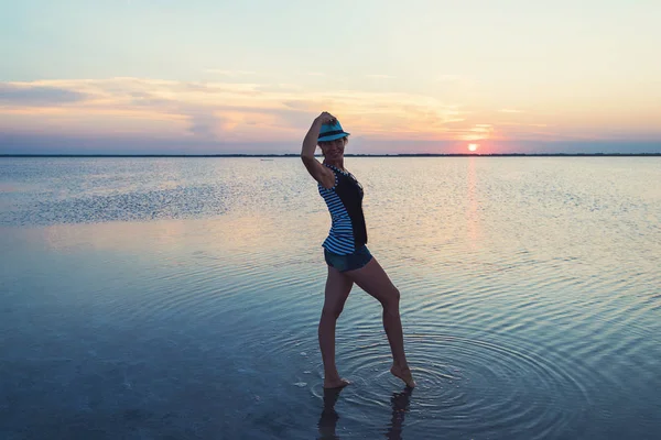 Güzel gün batımı tuzlu gölde