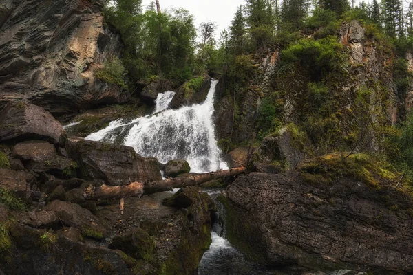 Cachoeira nas Montanhas Altai — Fotografia de Stock