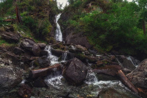 Vízesés az Altai-hegységben — Stock Fotó