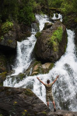 Altai Dağlarında Şelale