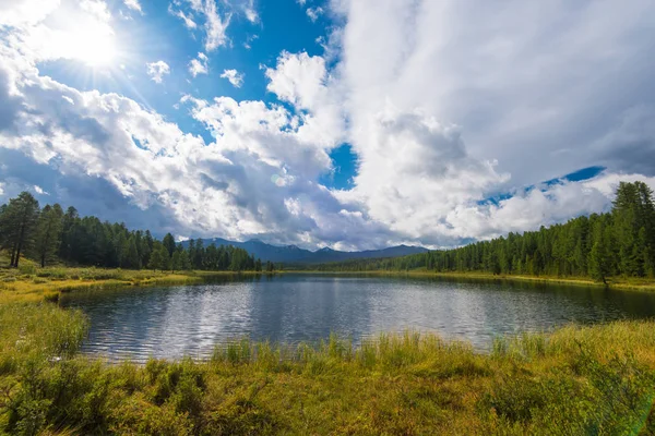 Jezioro w górach Altai — Zdjęcie stockowe