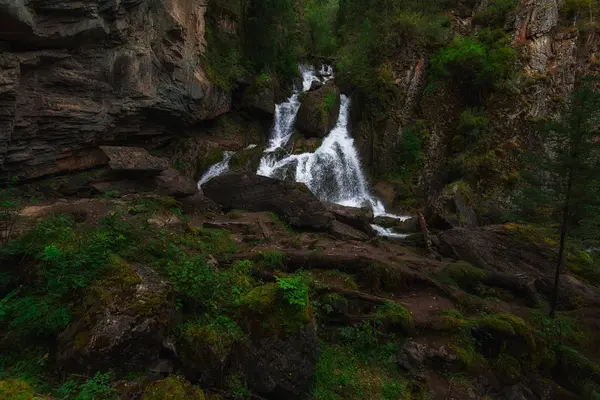 Cachoeira nas Montanhas Altai — Fotografia de Stock