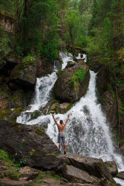 Altai Dağlarında Şelale