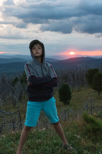 Chlapec na večer v Altai — Stock fotografie