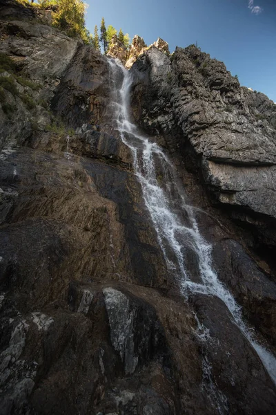 阿尔泰山区的瀑布 — 图库照片