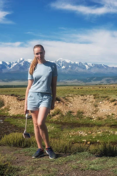 Vrouw neemt selfie op mobiele telefoon — Stockfoto