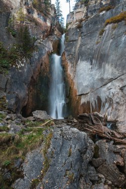 Altai Dağlarında Şelale